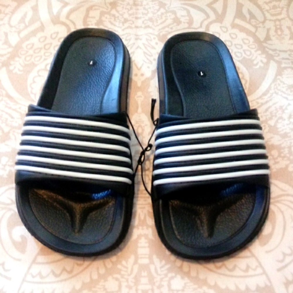 NEW Boys Black Slides – Size 1 Little Kid